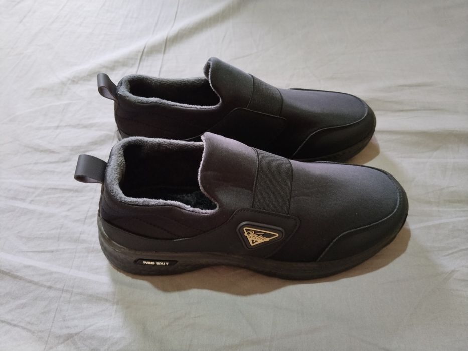 Продаётся зимняя обувь с искусственным мехом.