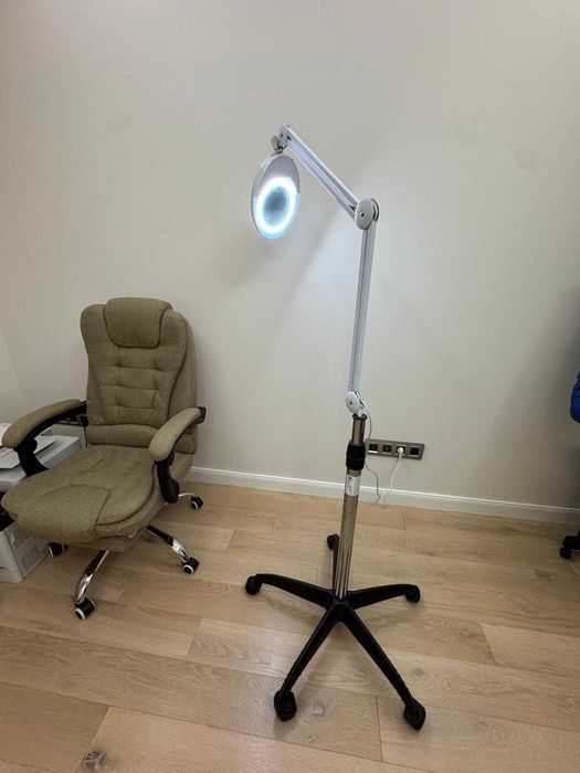 Lampa profesionala cu lupa LED pe stativ-cosmetica/manichiura/salon