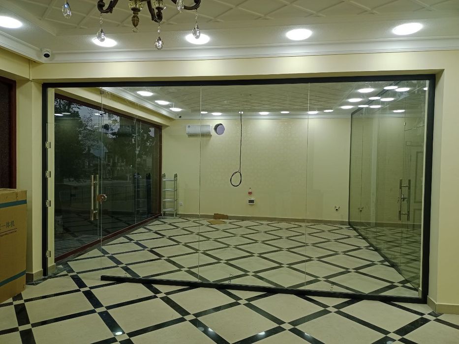 Офислар учун ойнали тусиклар.. Стеклянные перегородки для офиса