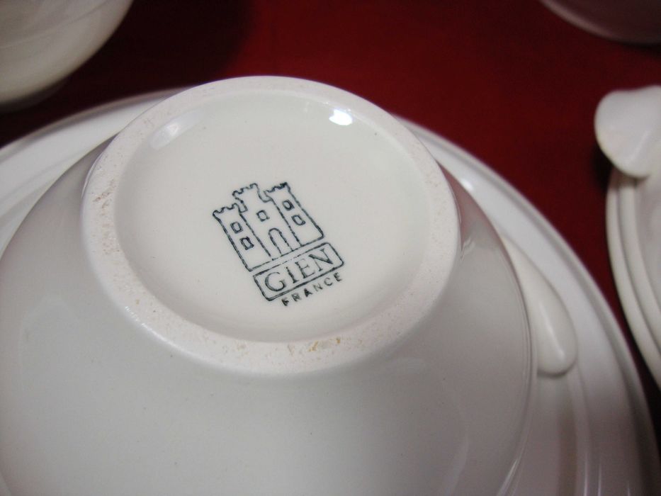 Set de portelan GIEN (Franta), alb (alb-fildes), manere tip scoica
