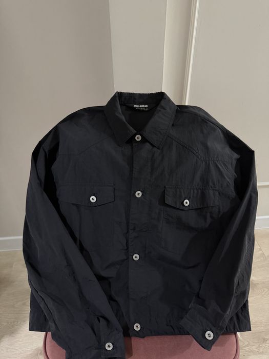 Черная ветровка Pull&Bear