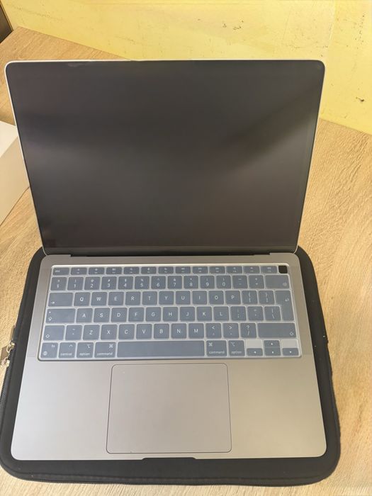 Продавам MacBook Air 13.3” M1 (2020) + аксесоари