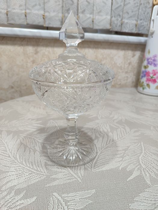 Продается хрустальная ваза с крышкой