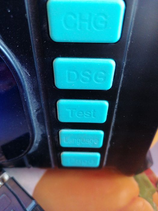 Tester portabil universal pentru baterii HWG BTS-10A