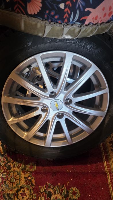 Продам комплект  диски с шинами новые