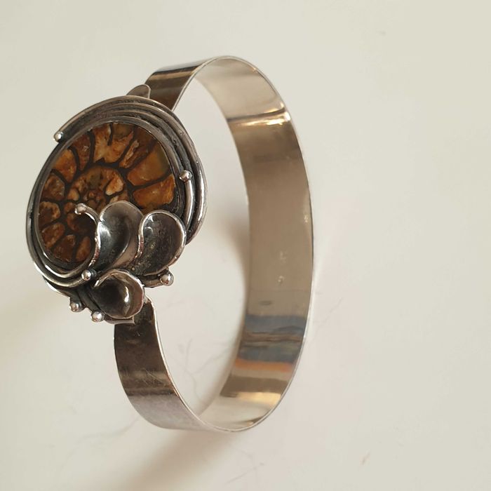 Стара сребърна гривна с Амонит