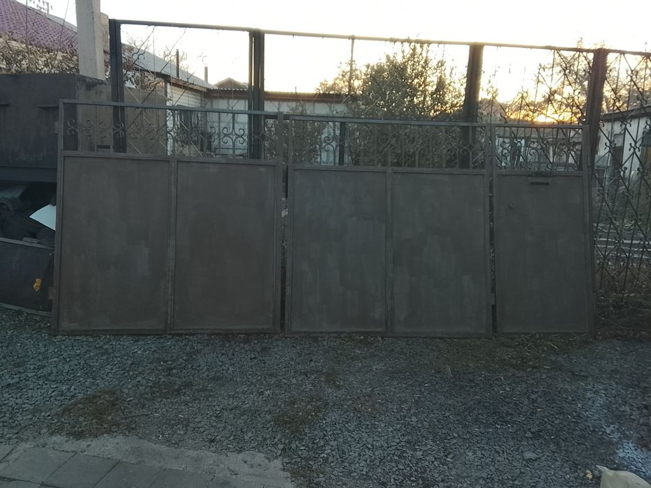 Ворота с калиткой железные