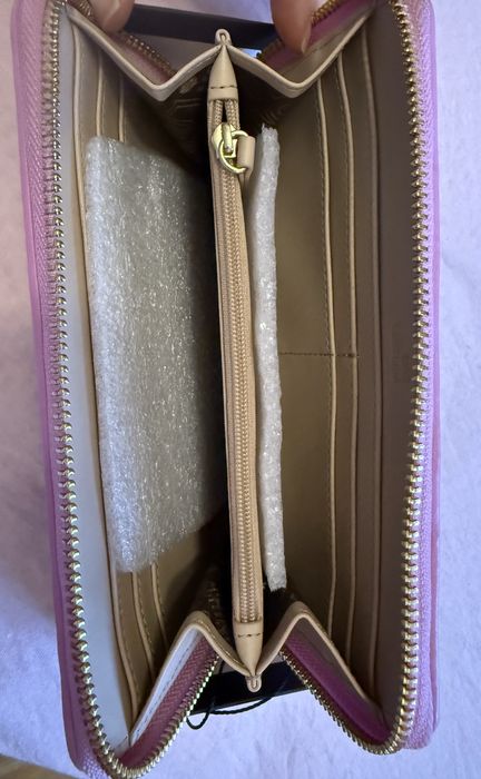 Чисто нов портфейл в бебешко розово Moschino