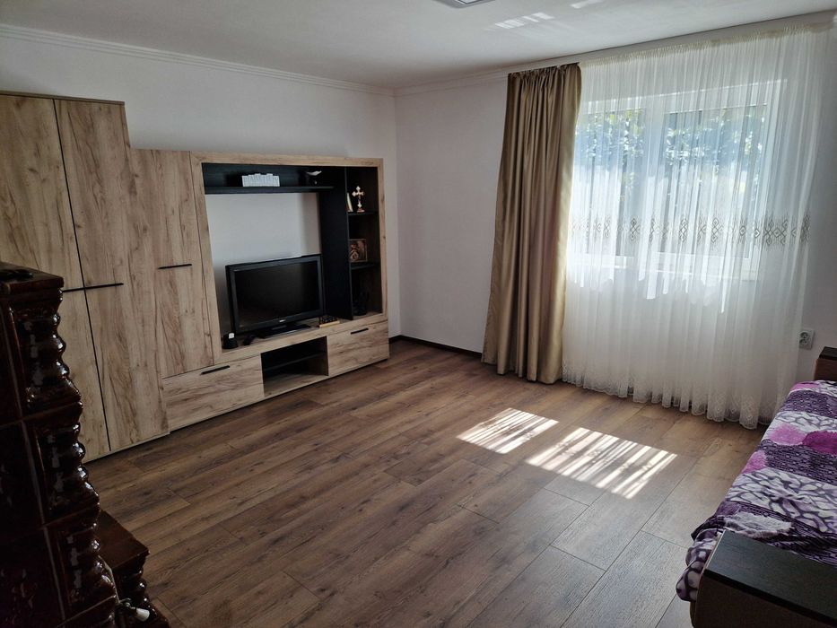 Vand 2 case sat Bucea jud Cluj.Prima buc, baie,camera.A doua 3 cam, buc,camara.Anexe: șura,grajd, garaj,magazie,pivniță. Teren1800 mp.Pret 105000E neg