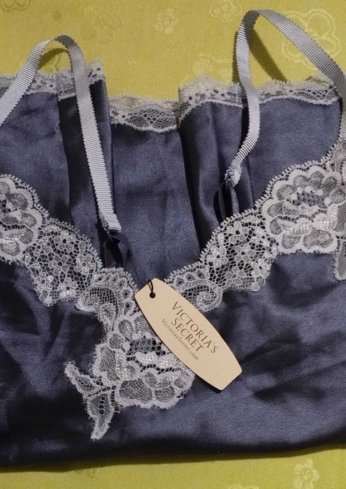 Луксозна сатенена нощница Victoria 'S Secret - оригинална с етикет.