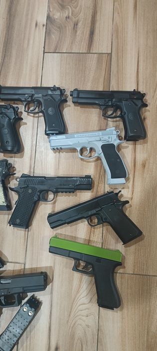 Еърсофт пистолети разпродажба на колекция.