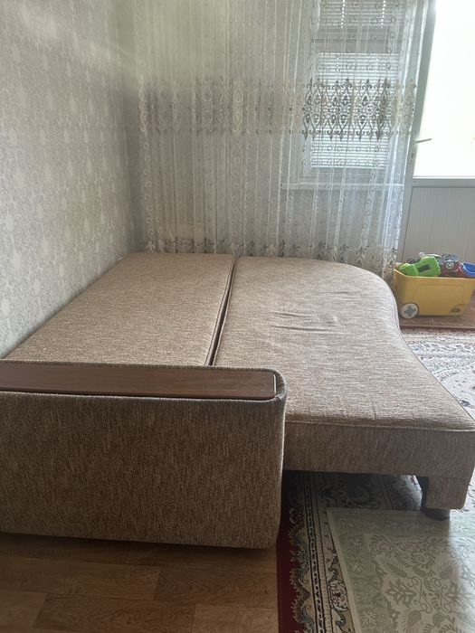 Раскладной диван. Беларусь. Дубовые ножки