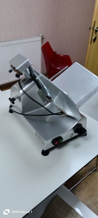 Vând feliatot mezeluri