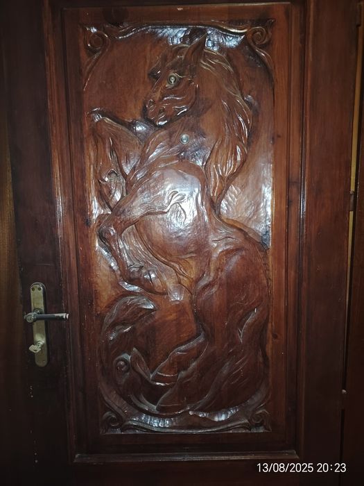 Дървена масивна врата