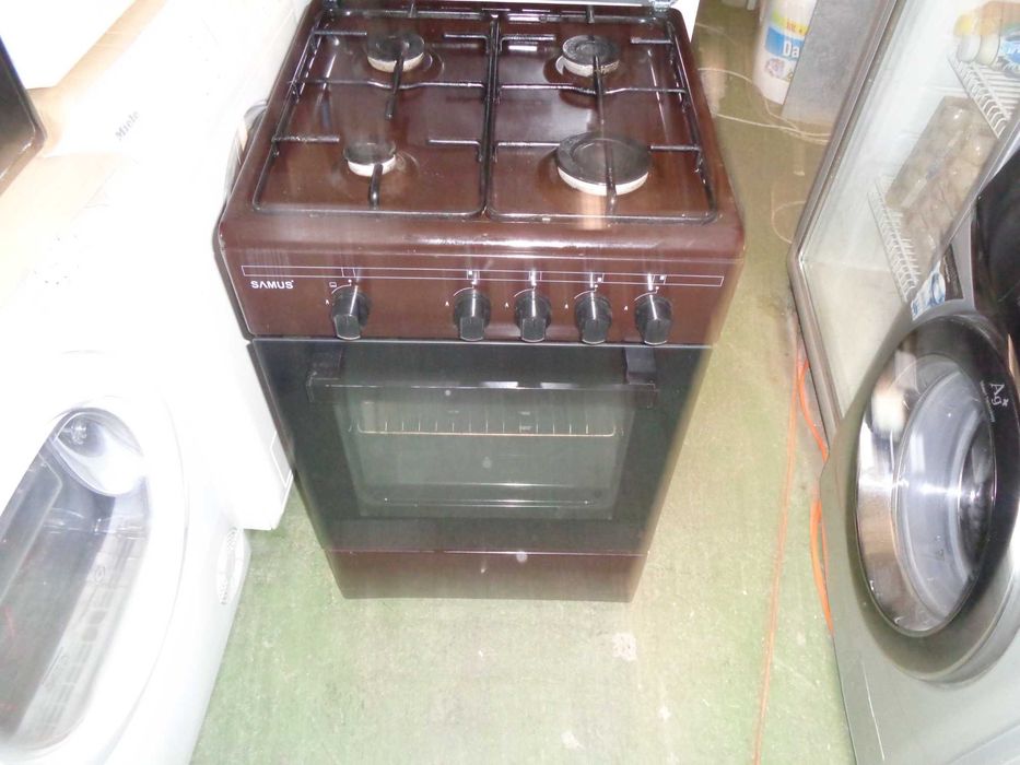 aragaz cu cuptor pe gaz  INDESIT ,SAMUS