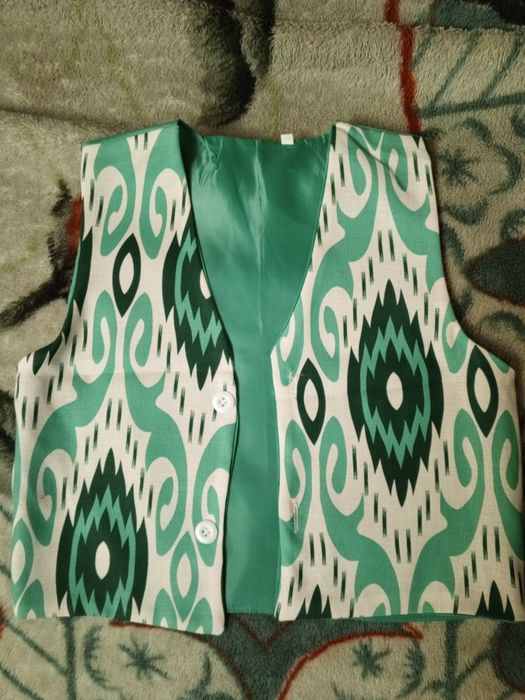 Жилет национальный, тюбетейки в наличии