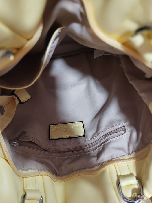 Жълта чанта с вътрешни джобове