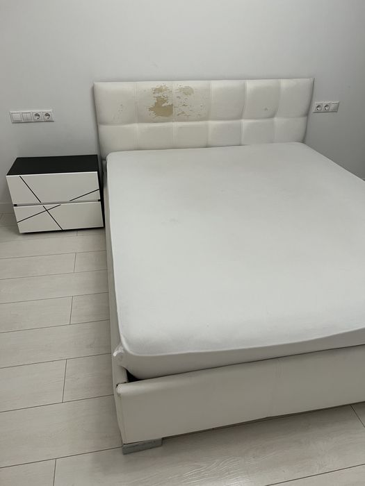 кровать с матрасом и комодом