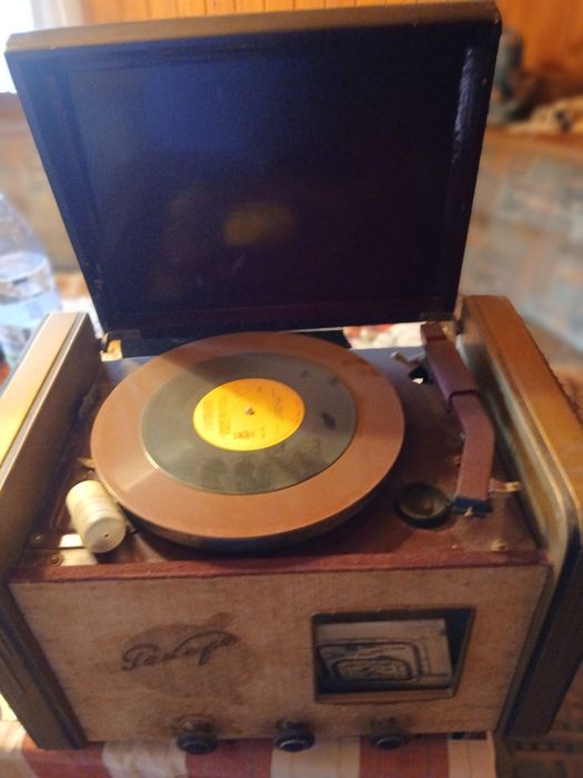 Vand 2 aparate radio functionale