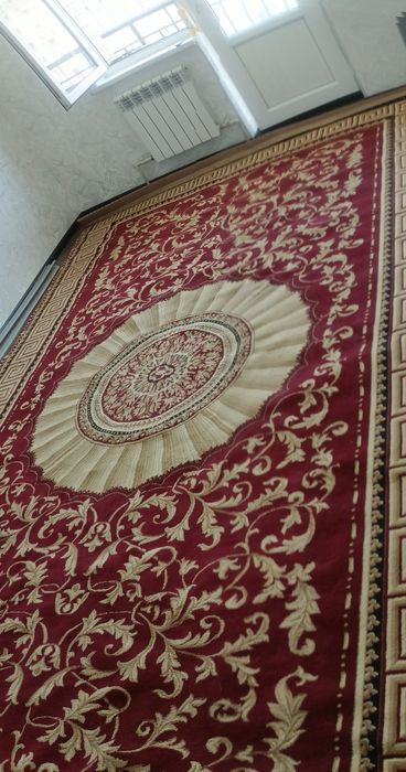 Плотный ковер почти новый