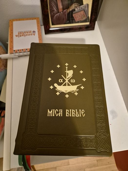 Mica Biblie legată în piele naturală