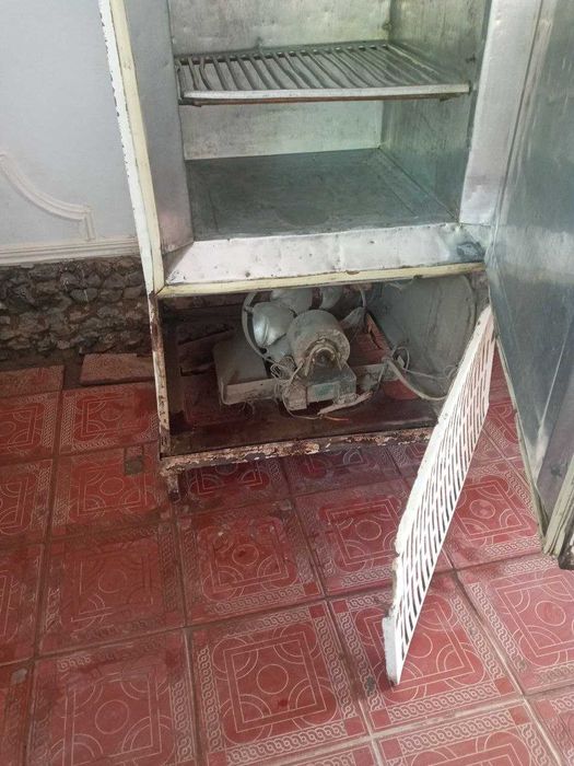 Холодильник с морозильной камерой