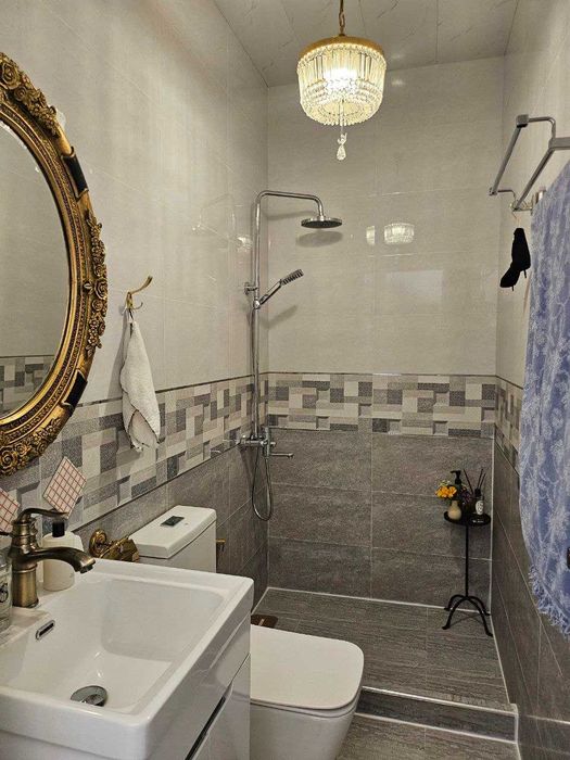 Двухэтажный отдельно стоящий дом на продажу в центре города