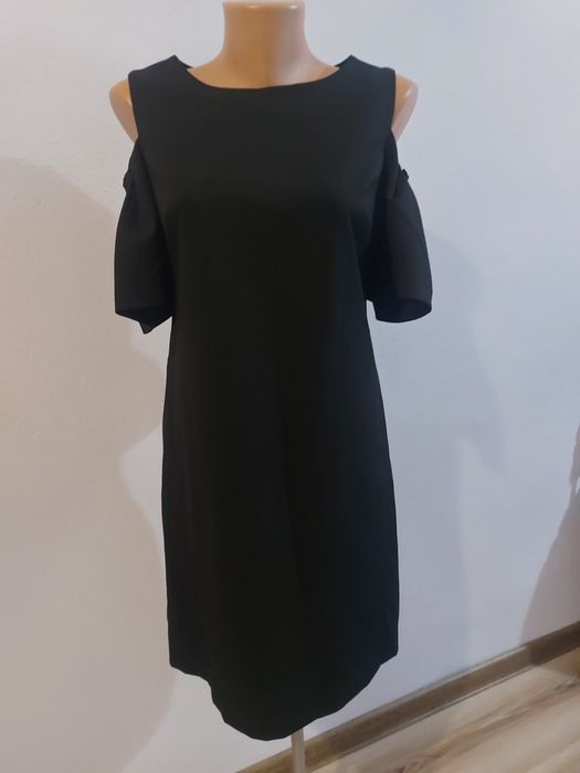 Елегантна рокля с падащ ръкав