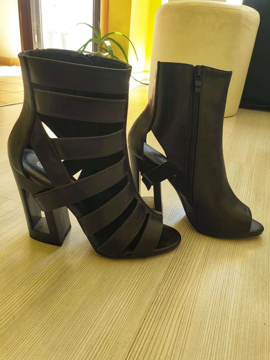 екстравагантни обувки на ток