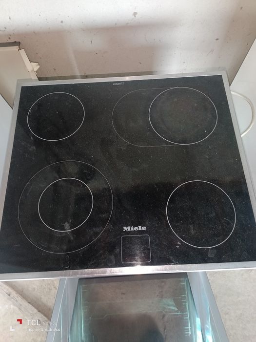 Фурна с керамични котлони Миеле