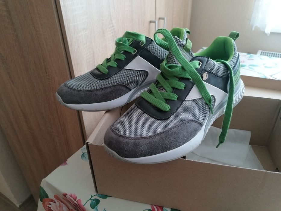 Vand Adidas Bit noi in cutie