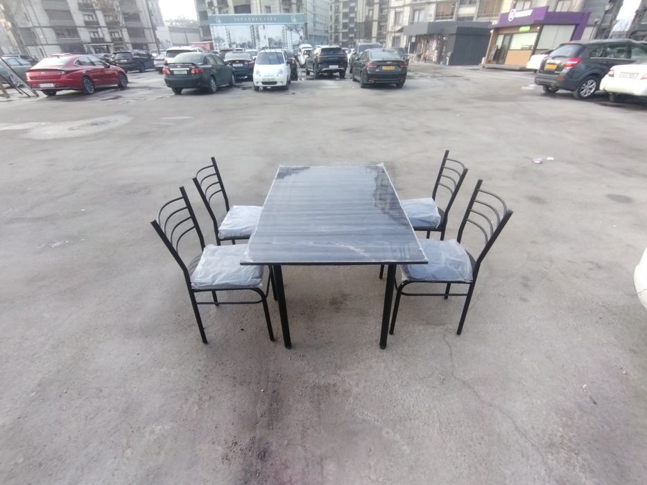 Кухонный стол с четырьмя стульями 870.000.