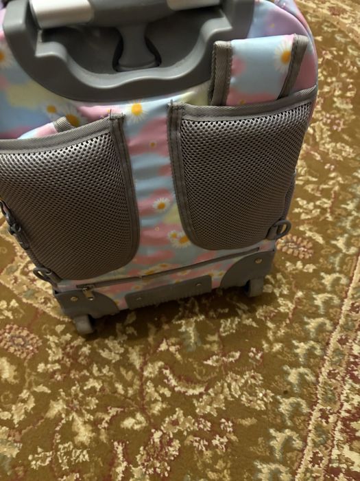 vând ghiozdan  150 lei