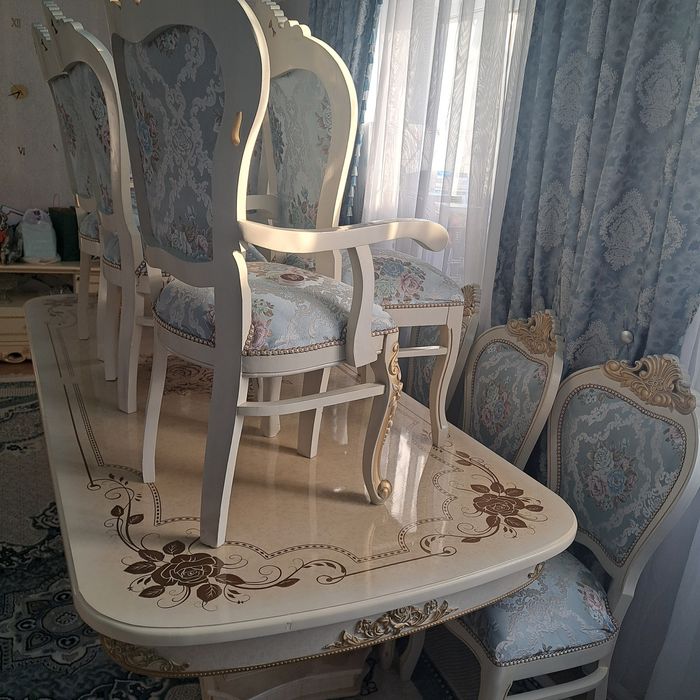 Стол со стульями