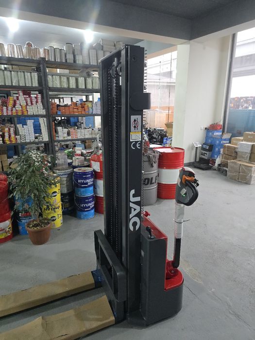 Штаблёр электрический самоходный