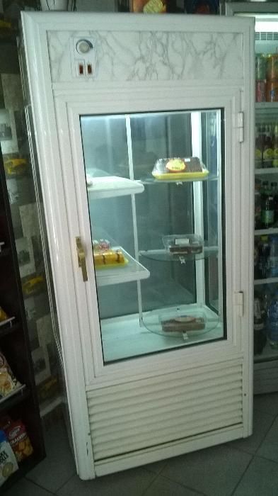 сладкарска витрина вертикална