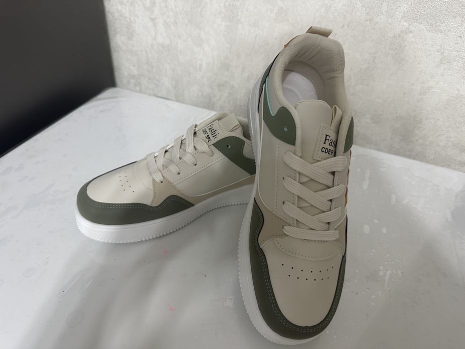 Продам кроссовки