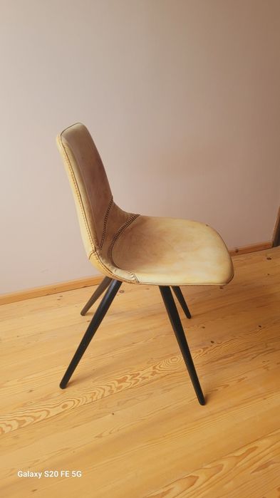 Стол подходящ и за бюро