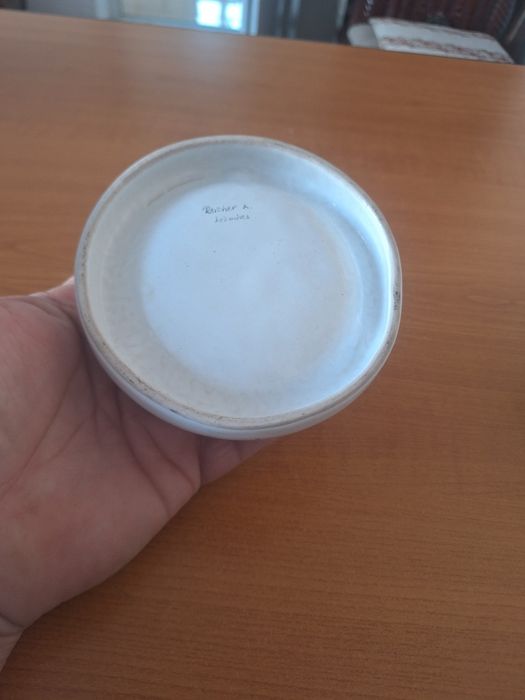 Ceramica veche-Jandarmeria ungureasca Scrumiera lucrata manual semnata Reicher K