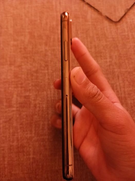 Phone xs gold 64 gb