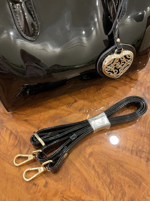 Продам черную лакированную сумку