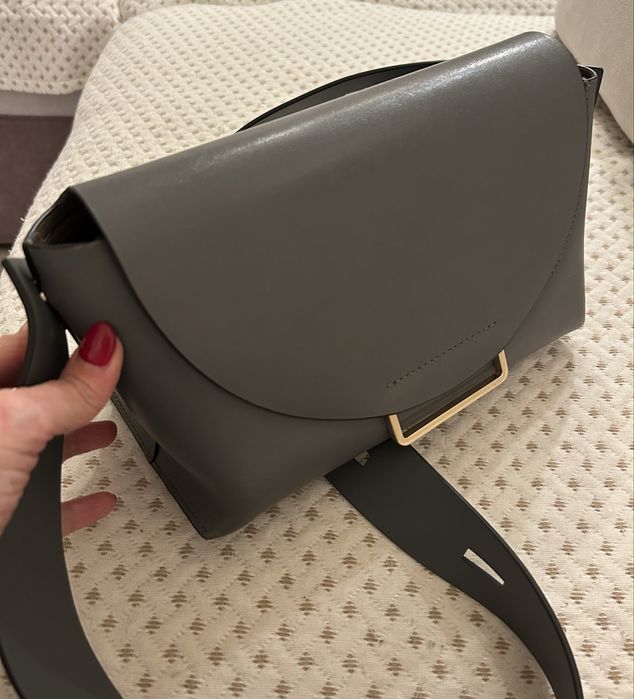 Сива кожена чанта All Saints с регулируема дръжка