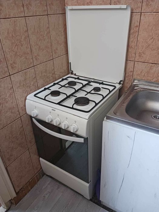 Închiriez apartament cu 2 camere