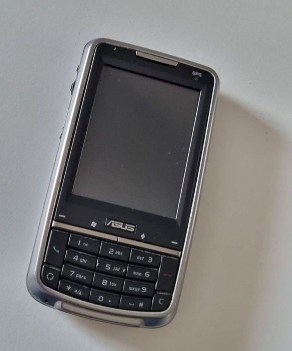Telefon Asus cu încărcător
