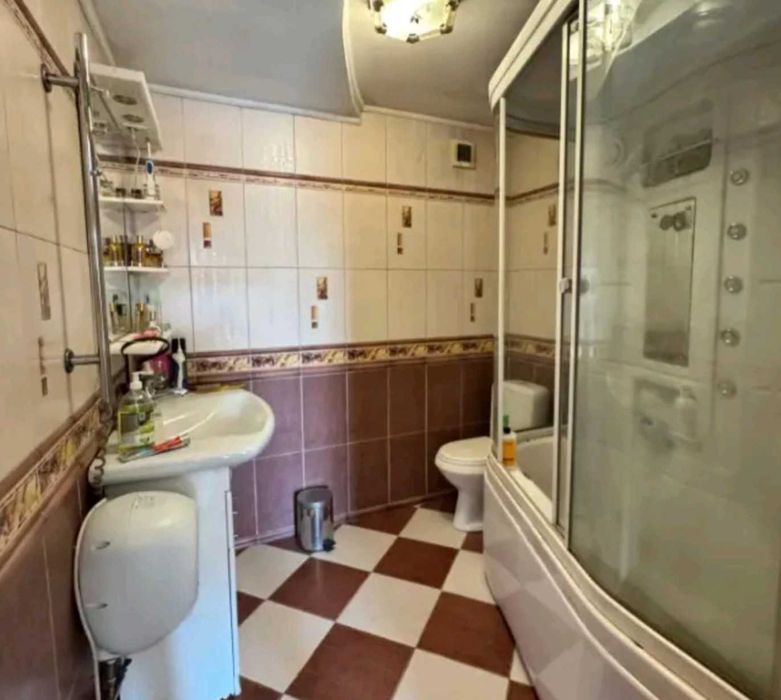 Дом с мансардой и  с гаражом в городе