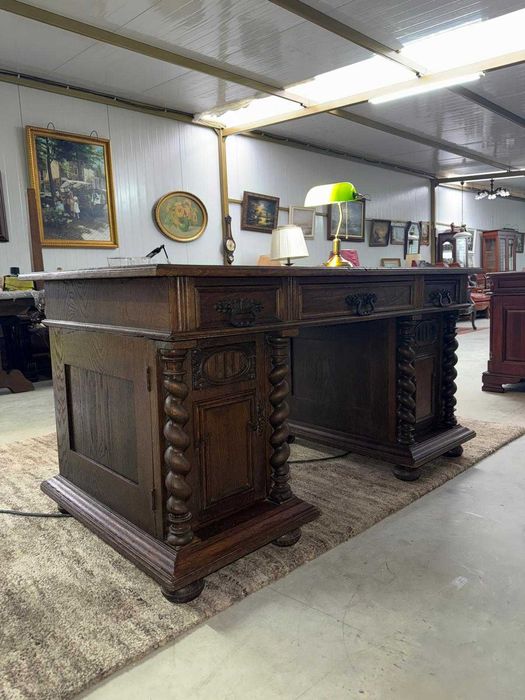 Класическо английско масивно бюро