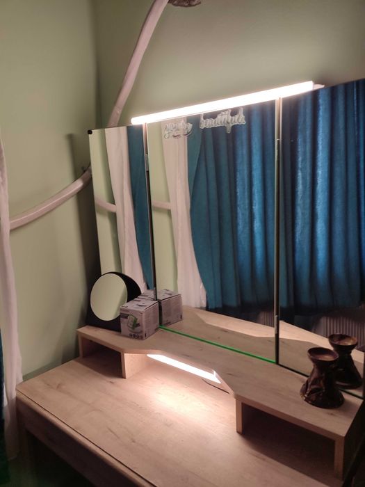 Masă de fardat cu oglindă și becuri