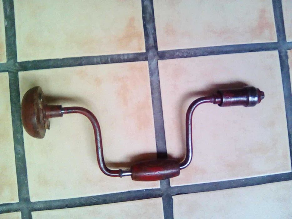 маткап, дърводелски ползван алуминиев нивелир и ниска дървена масичка