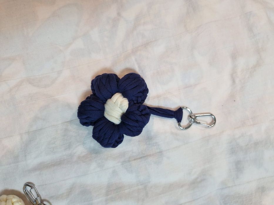 Вязанные брелоки цветы
