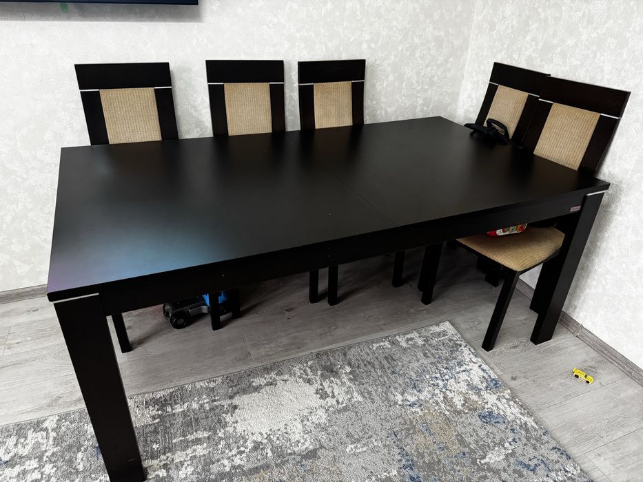 Стол со стульями